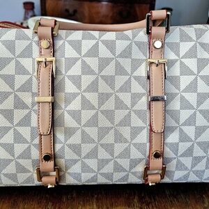 Elegant Beige and Cream Women's Travel Bag